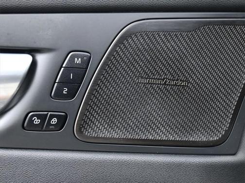 2023 Volvo XC60 B5 Ultimate Bright Theme