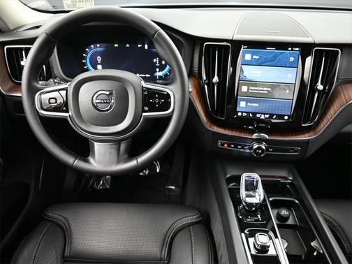2023 Volvo XC60 B5 Ultimate Bright Theme