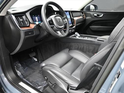 2023 Volvo XC60 B5 Ultimate Bright Theme