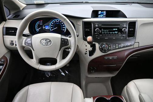 Super White 2013 Toyota Sienna XLE