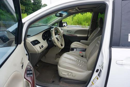 Super White 2013 Toyota Sienna XLE