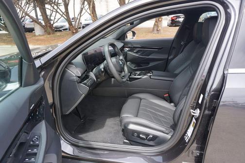 Dark Graphite Metallic 2024 BMW 530 xDrive