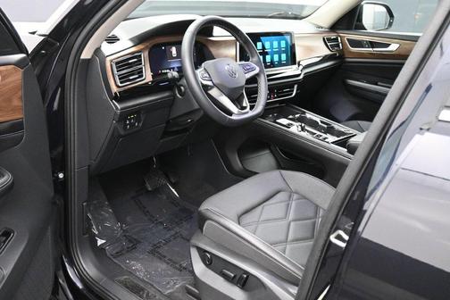 Deep Black Pearl 2024 Volkswagen Atlas 2.0T SE w/Technology