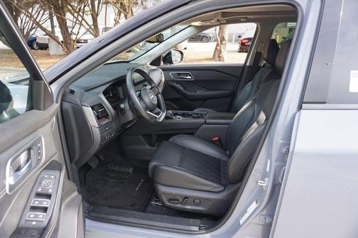 Boulder Gray Pearl/Super Black 2024 Nissan Rogue Platinum