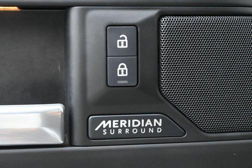 Fuji White 2025 Land Rover Defender 130 P400 X-Dynamic SE