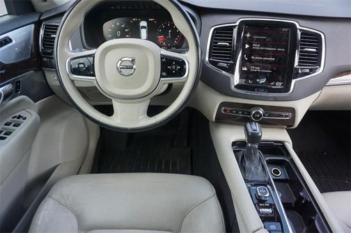 2016 Volvo XC90 T6 Momentum