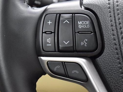 Midnight Black Metallic 2019 Toyota Highlander Limited