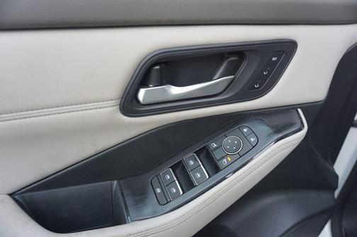 Pearl White 2023 Nissan Rogue SL