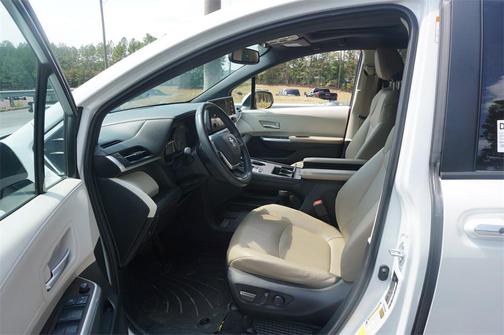 2021 Toyota Sienna XLE 8 Passenger