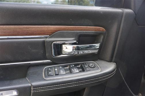 2018 RAM 2500 Laramie Crew Cab 4x4 6'4' Box