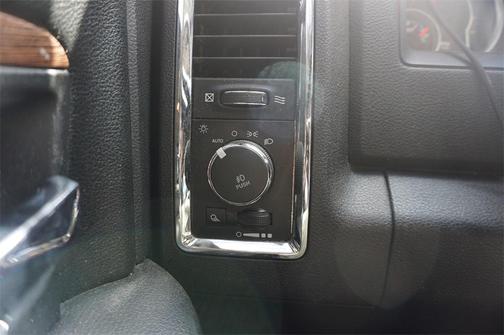 2018 RAM 2500 Laramie Crew Cab 4x4 6'4' Box