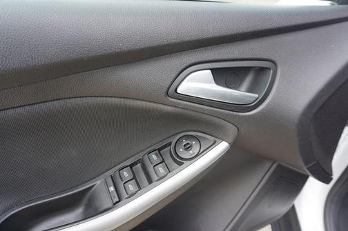 Oxford White 2014 Ford Focus SE