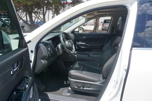 Pearl White 2024 Nissan Pathfinder SL FWD