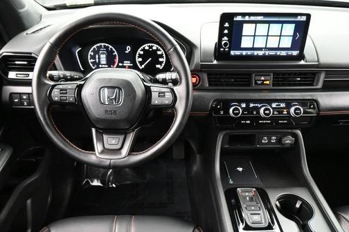 Crystal Black Pearl 2024 Honda Pilot TrailSport