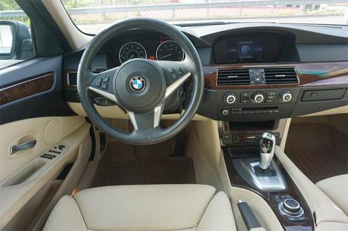 2009 BMW 528 528i