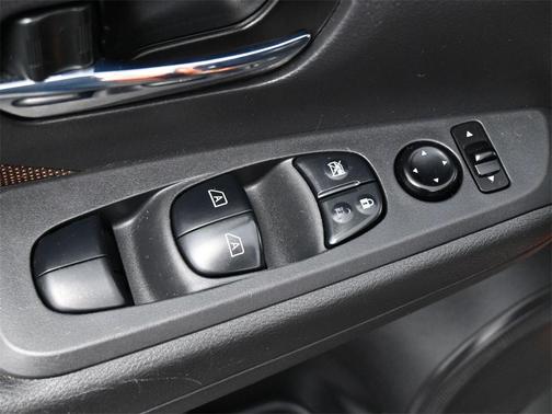 2022 Nissan Kicks SR