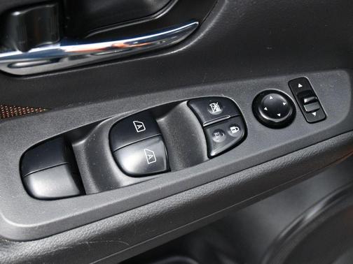 2022 Nissan Kicks SR