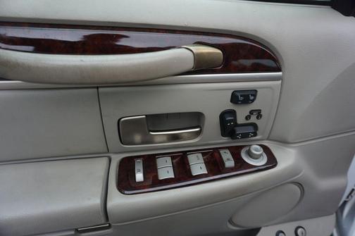 Vibrant White 2010 Lincoln Town Car Signature