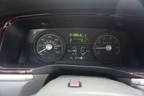 Vibrant White 2010 Lincoln Town Car Signature