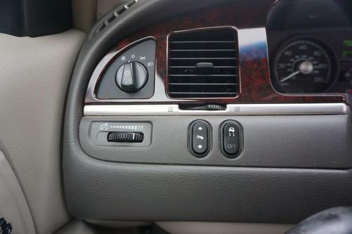 Vibrant White 2010 Lincoln Town Car Signature