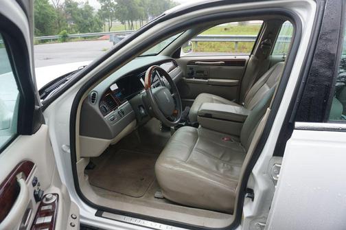Vibrant White 2010 Lincoln Town Car Signature