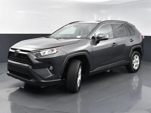 Photo 2 of 40 of 2021 Toyota RAV4 XLE