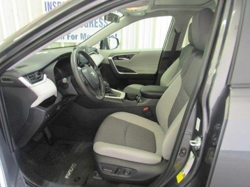 Photo 5 of 6 of 2021 Toyota RAV4 XLE