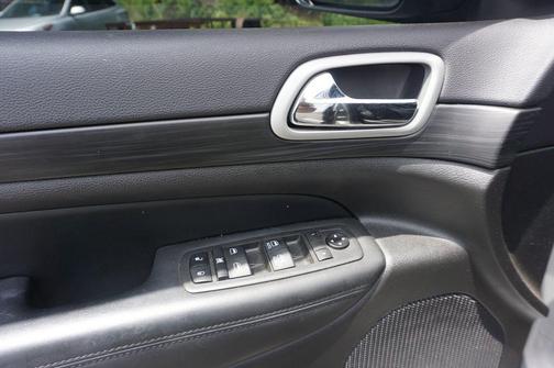 Sting-Gray Clearcoat 2021 Jeep Grand Cherokee Laredo