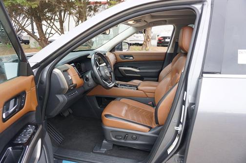 2023 Nissan Pathfinder Platinum FWD