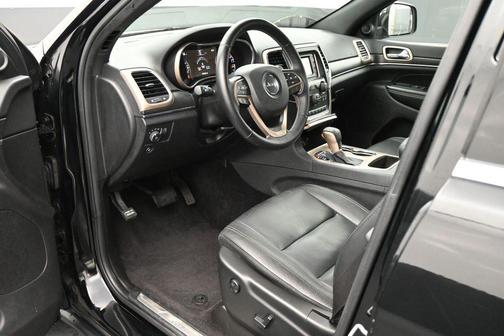 Diamond Black Crystal Pearlcoat 2017 Jeep Grand Cherokee Limited