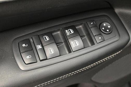 Diamond Black Crystal Pearlcoat 2017 Jeep Grand Cherokee Limited