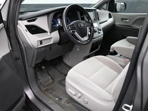 2018 Toyota Sienna LE
