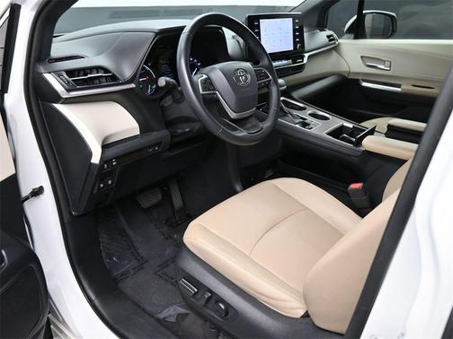 2021 Toyota Sienna XLE 8 Passenger