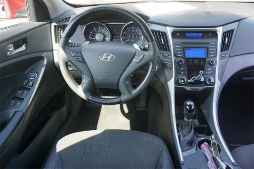 2013 Hyundai SONATA SE
