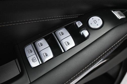 White Metallic 2023 BMW X7 xDrive40i