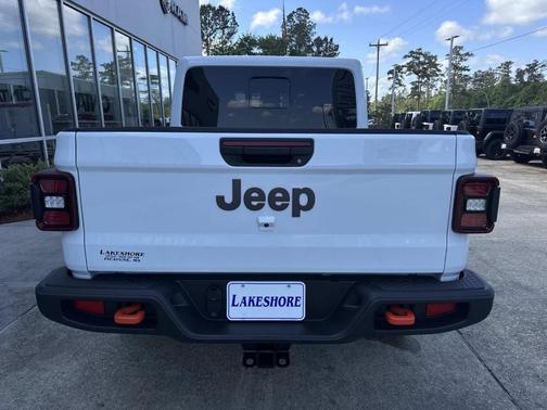 Bright White Clearcoat 2026 Jeep Gladiator Mojave