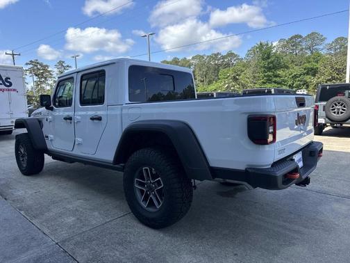 Bright White Clearcoat 2026 Jeep Gladiator Mojave