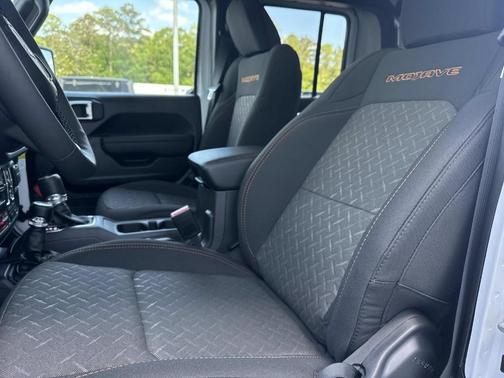 Bright White Clearcoat 2026 Jeep Gladiator Mojave