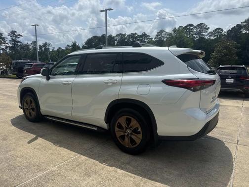 2022 Toyota Highlander Hybrid Bronze Edition