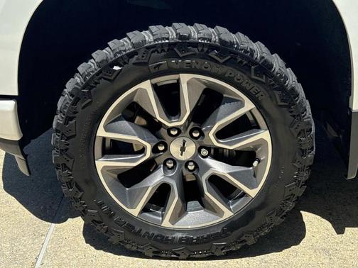 Iridescent Pearl Tricoat 2020 Chevrolet Silverado 1500 RST