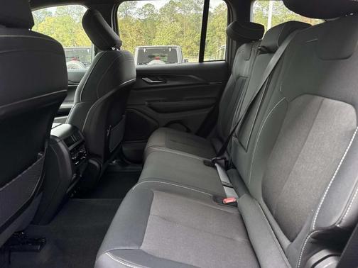 Silver Zynith 2025 Jeep Grand Cherokee Laredo