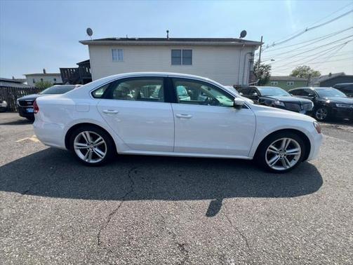 2014 Volkswagen Passat 1.8T Auto SE w/Sunroof & Nav
