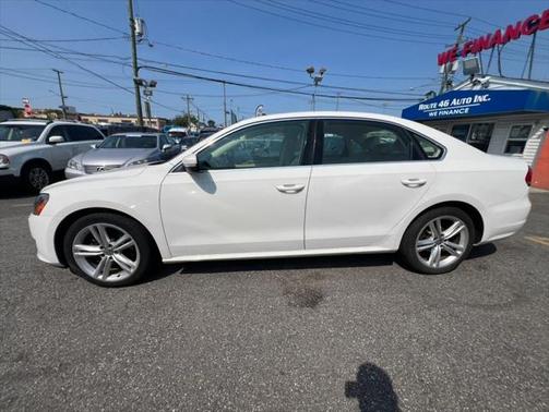 2014 Volkswagen Passat 1.8T Auto SE w/Sunroof & Nav