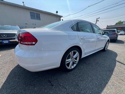 2014 Volkswagen Passat 1.8T Auto SE w/Sunroof & Nav