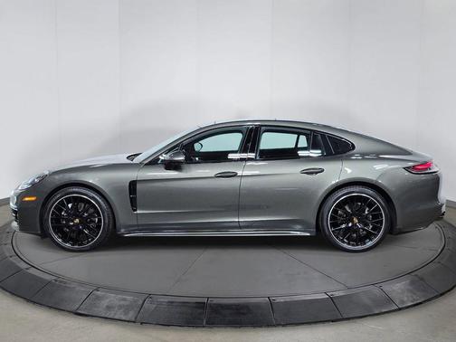 Aventurine Green Metallic 2023 Porsche Panamera 4 Platinum Edition