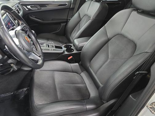 White 2018 Porsche Macan Macan