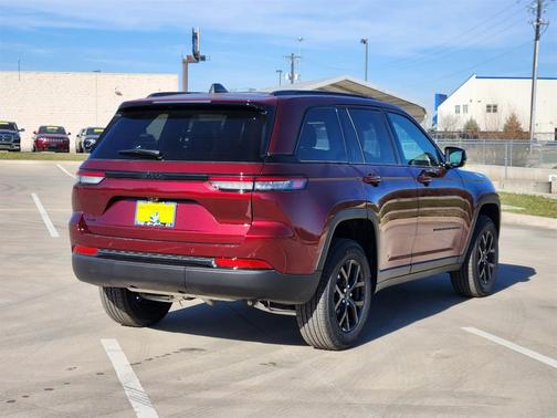 2025 Jeep Grand Cherokee Laredo