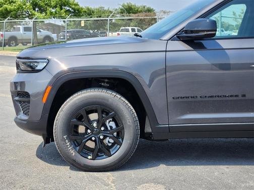 2025 Jeep Grand Cherokee Laredo