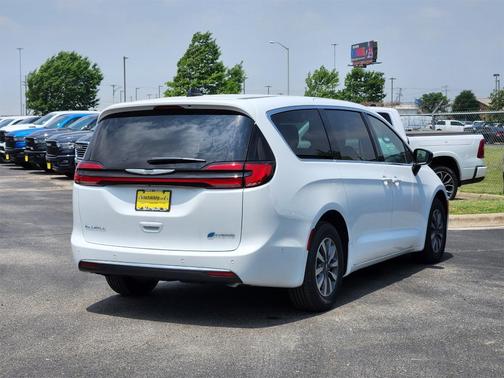 2025 Chrysler Pacifica Hybrid Select