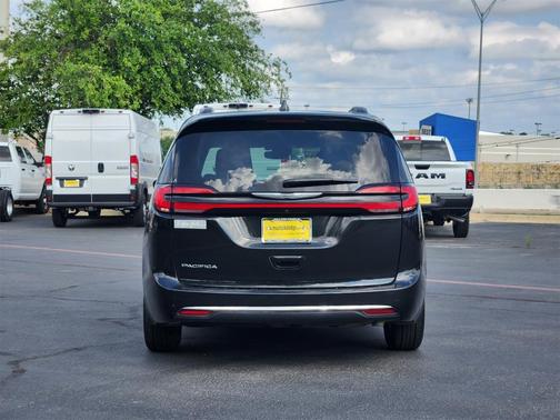 2022 Chrysler Pacifica Touring-L